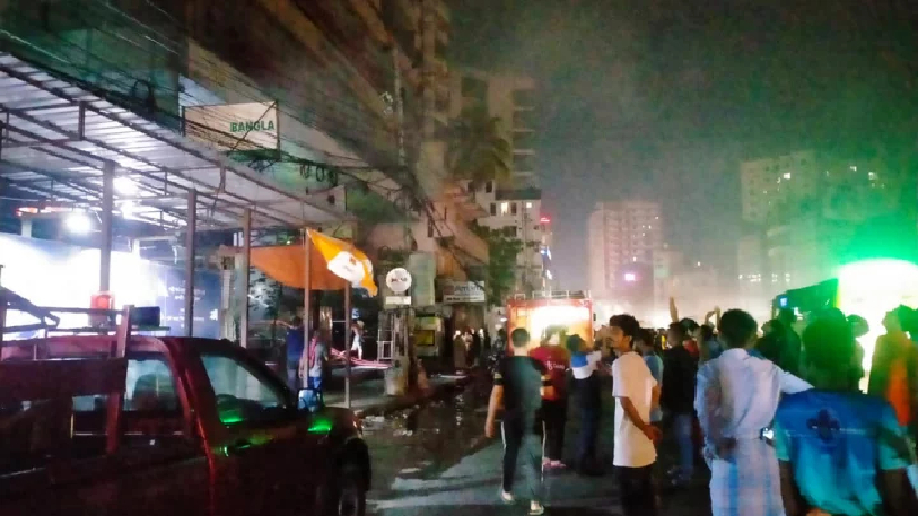 শ্যামলীতে একটি বহুতল ভবনে আগুন লাগার ঘটনা ঘটেছে।
