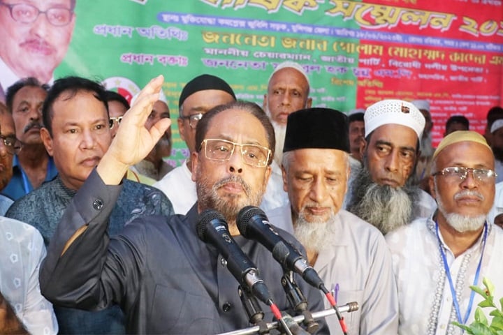 সরকার বেকায়দায় আছে