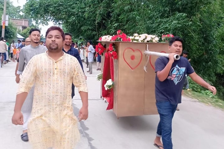 দাদার ইচ্ছে পূরণে পালকিতে বউ আনলো নাতি