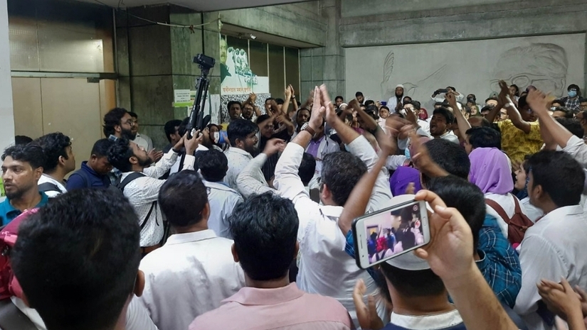 ট্রেইনি চিকিৎসকরা অনির্দিষ্টকালের কর্মবিরতিতে