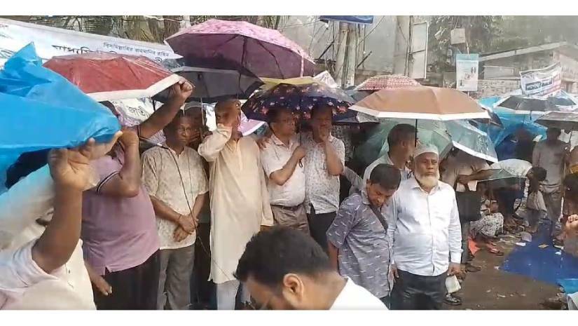 বৃষ্টি উপেক্ষা করে জাতীয়করণের অন্দোলন অব্যাহত