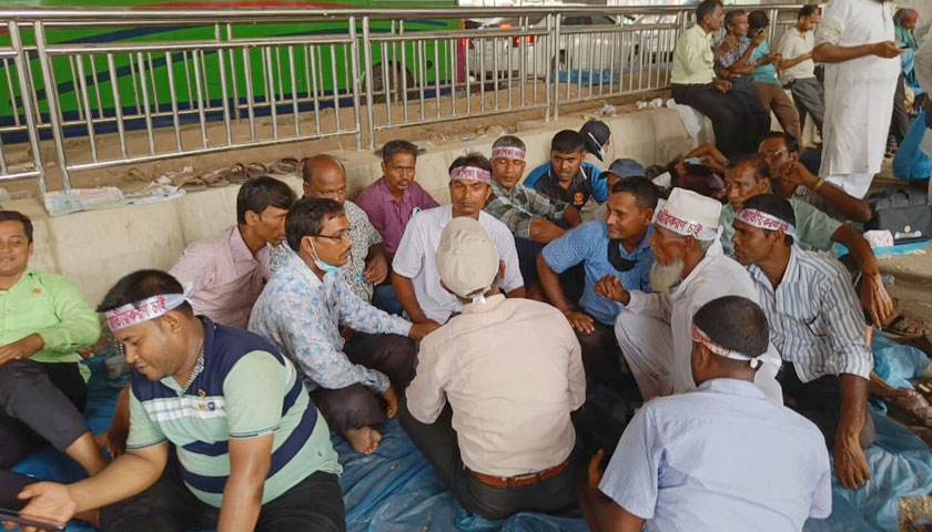 ১৩তম দিনে সরকারিকরণের দাবিতে শিক্ষকদের আন্দোলন