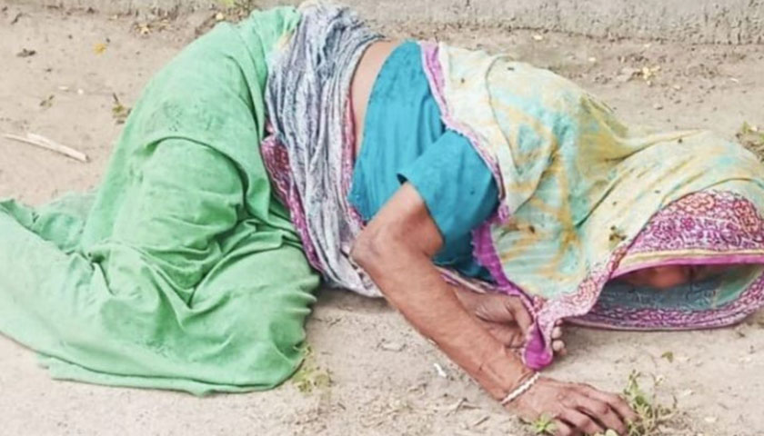 সব সম্পত্তি লিখে নিয়ে মাকে রাস্তায় ফেলে যাওয়ার অভিযোগ উঠেছে সন্তানদের বিরুদ্ধে।