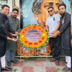 জুতা পায়ে বঙ্গবন্ধুর ম্যুরালে মেয়রের শ্রদ্ধা, সমালোচনার ঝড়