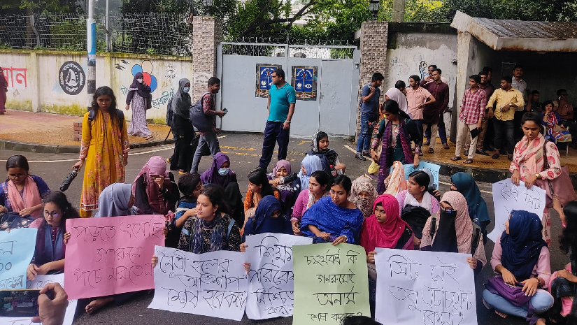 ৩ দফা দাবিতে ঢাবি উপাচার্যের বাসভবনের সামনে কুয়েত-মৈত্রীর ছাত্রীরা