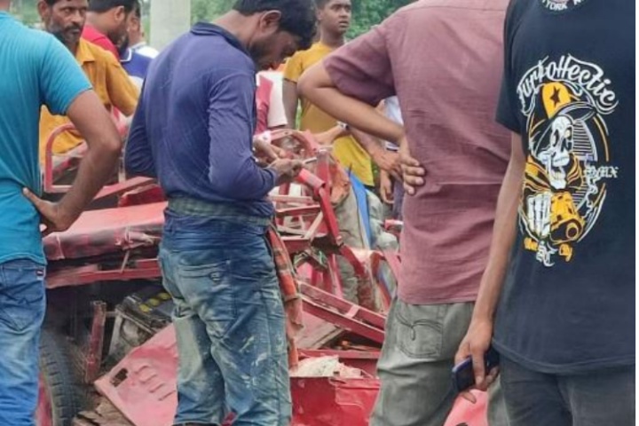 ট্রাকচাপায় নিহত অটোরিকশাচালক, হাসপাতালে ২ বিদেশি শিক্ষার্থী