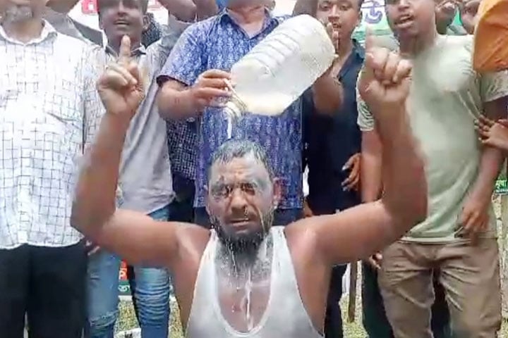 দুধ দিয়ে গোসল করে বিএনপিতে যোগ দিলেন আ.লীগ কর্মী