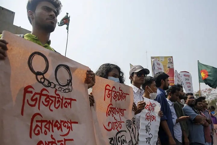 পীরের বিরুদ্ধে সংবাদ ঠেকাতে ১০ সাংবাদিকের বিরুদ্ধে মামলা