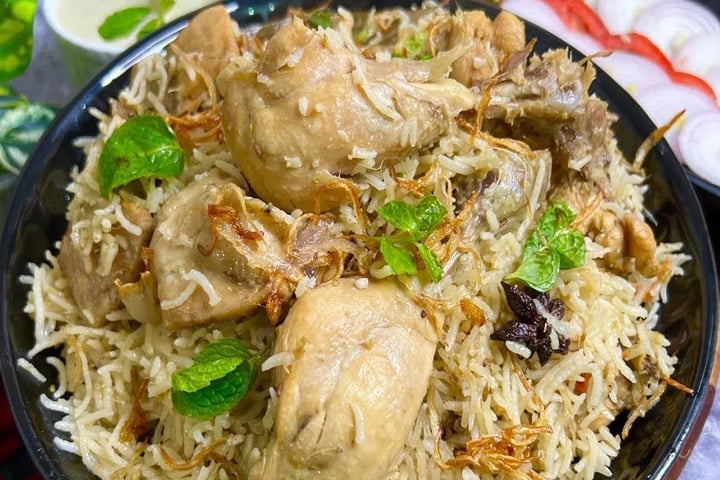 উৎসবের আমেজে চিকেন ইয়াখনি পোলাও