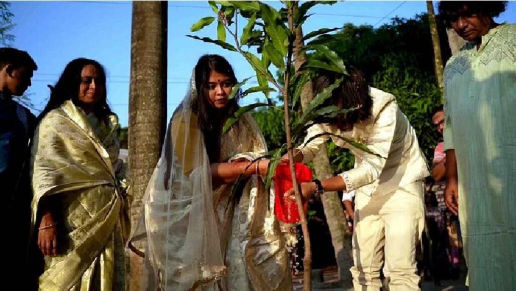 গাছ বিয়ের দেনমোহর নিলেন ঢাবি ছাত্রী