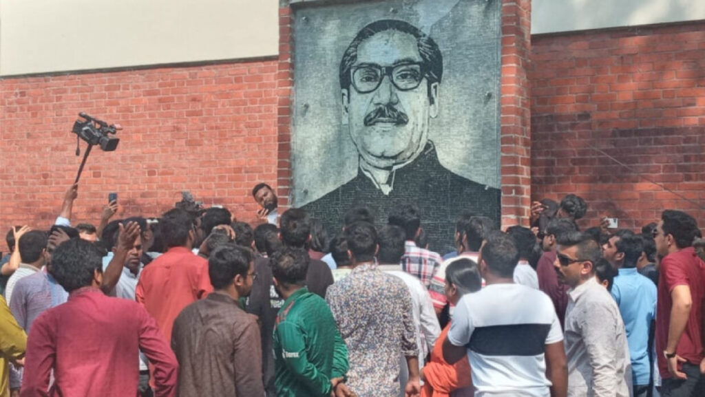 বুয়েটে বঙ্গবন্ধুর প্রতিকৃতিতে পুষ্পস্তবক অর্পণ করলো ছাত্রলীগ