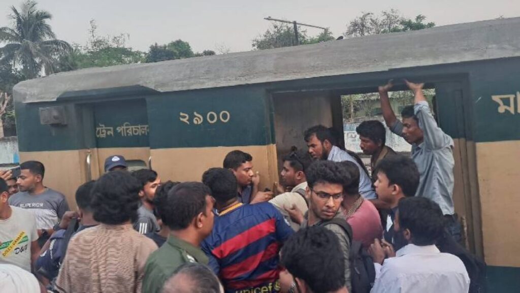 ট্রেনে লাঞ্ছনার শিকার হাবিপ্রবি ছাত্র