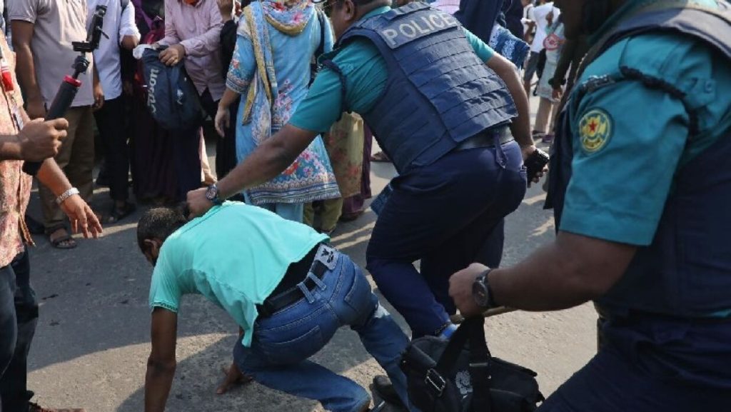 ৩৫ আন্দোলনকারীদের পুলিশের ধাওয়া, আটক ১৩