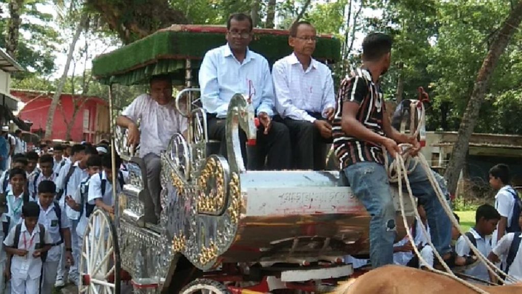 প্রধান শিক্ষককে ঘোড়ার গাড়িতে চড়িয়ে বিদায়
