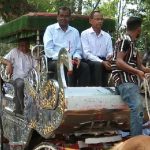প্রধান শিক্ষককে ঘোড়ার গাড়িতে চড়িয়ে বিদায়