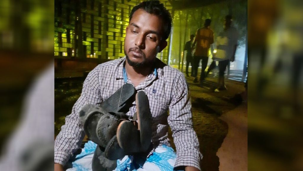 হল ছাত্রলীগ নেতাকে পুলিশে সোপর্দ