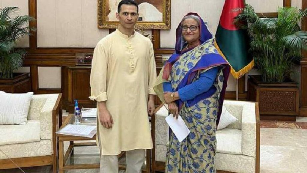 ‘আমি তোমাকে ছাড়ব না, আমি কাউকে ছাড়ি না’ গান গেয়ে সোহেল তাজকে হুমকি হাসিনার!