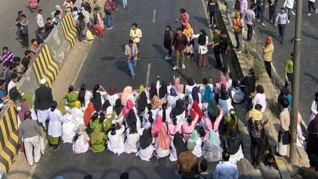 শিক্ষার্থী নিহতের ঘটনায় ঢাকা-আরিচা মহাসড়ক অবরোধ