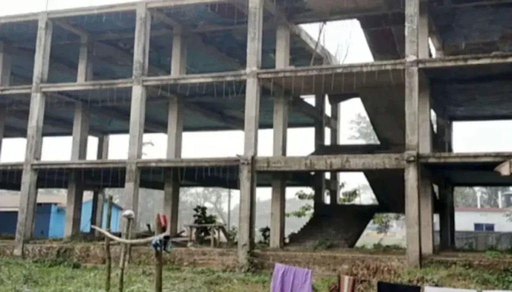 ভবন নির্মাণ কাজ শেষ না করে পালিয়েছে ১৫০ ঠিকাদার